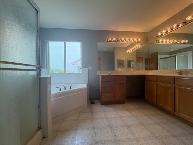 211 Leah Court Sycamore, IL 60178 - Photo 26 of 29 a spacious bathroom with a tub sink and mirror