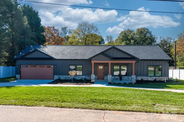 $389,900 | 121 31st Avenue Northwest, Hickory, NC 28601