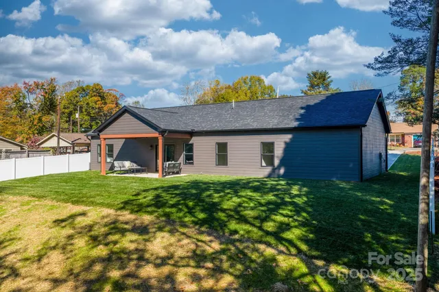 $389,900 | 121 31st Avenue Northwest, Hickory, NC 28601