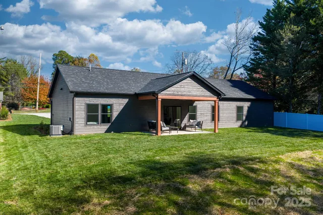 $389,900 | 121 31st Avenue Northwest, Hickory, NC 28601