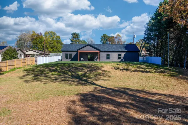 $389,900 | 121 31st Avenue Northwest, Hickory, NC 28601