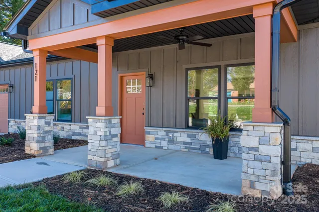 $389,900 | 121 31st Avenue Northwest, Hickory, NC 28601