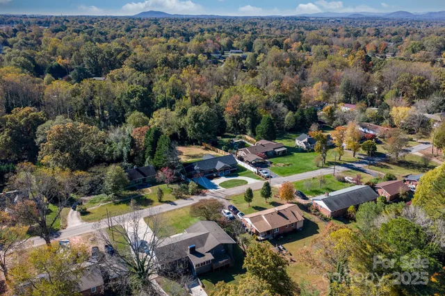 $389,900 | 121 31st Avenue Northwest, Hickory, NC 28601