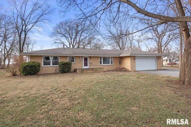 $195,000 | 207 North West Street, Stonington, IL 62567