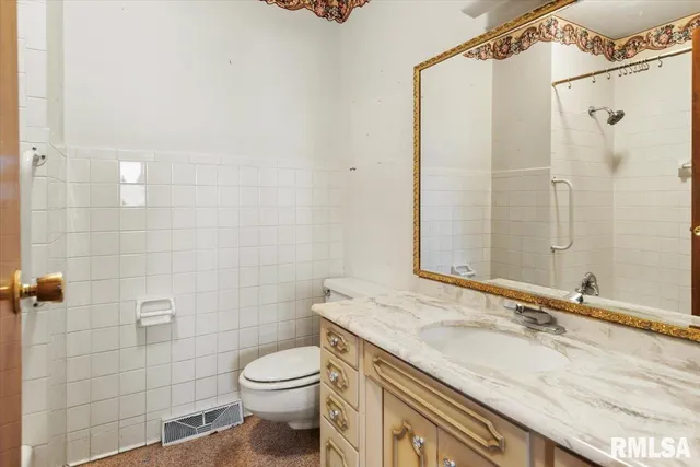 $195,000 | 207 North West Street, Stonington, IL 62567