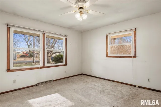 $195,000 | 207 North West Street, Stonington, IL 62567