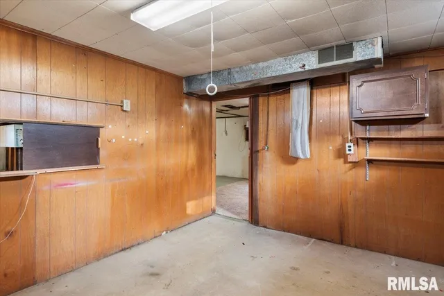 $195,000 | 207 North West Street, Stonington, IL 62567