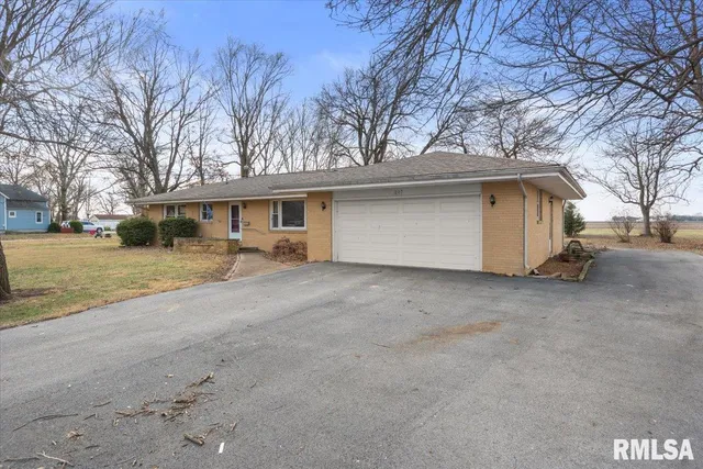 $195,000 | 207 North West Street, Stonington, IL 62567