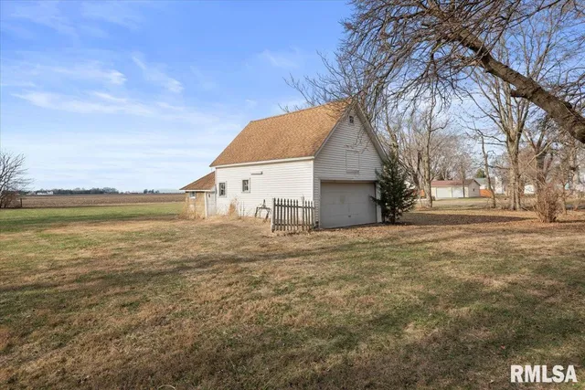 $195,000 | 207 North West Street, Stonington, IL 62567