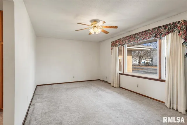 $195,000 | 207 North West Street, Stonington, IL 62567