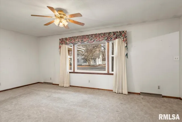 $195,000 | 207 North West Street, Stonington, IL 62567