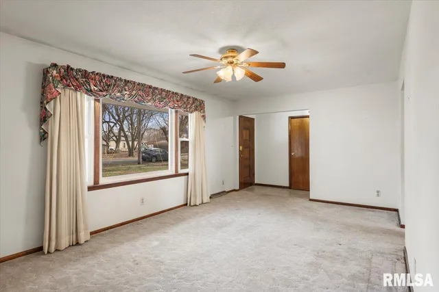 $195,000 | 207 North West Street, Stonington, IL 62567