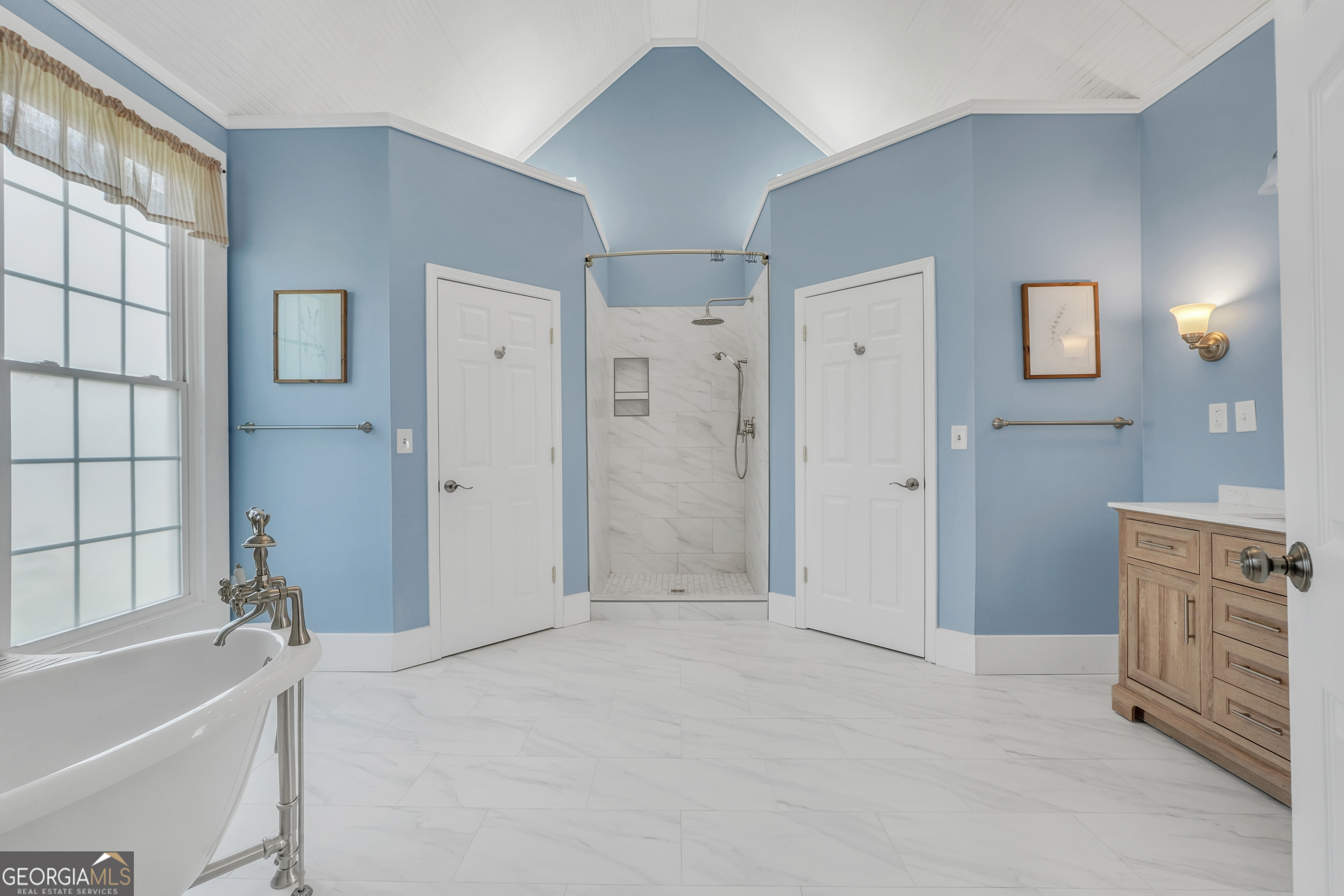 686 Burkett Road Thomaston, GA 30286 - Photo 30 of 70 a spacious bathroom with a tub shower and mirror