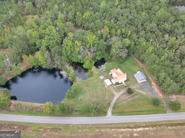 a view of a house with backyard and garden