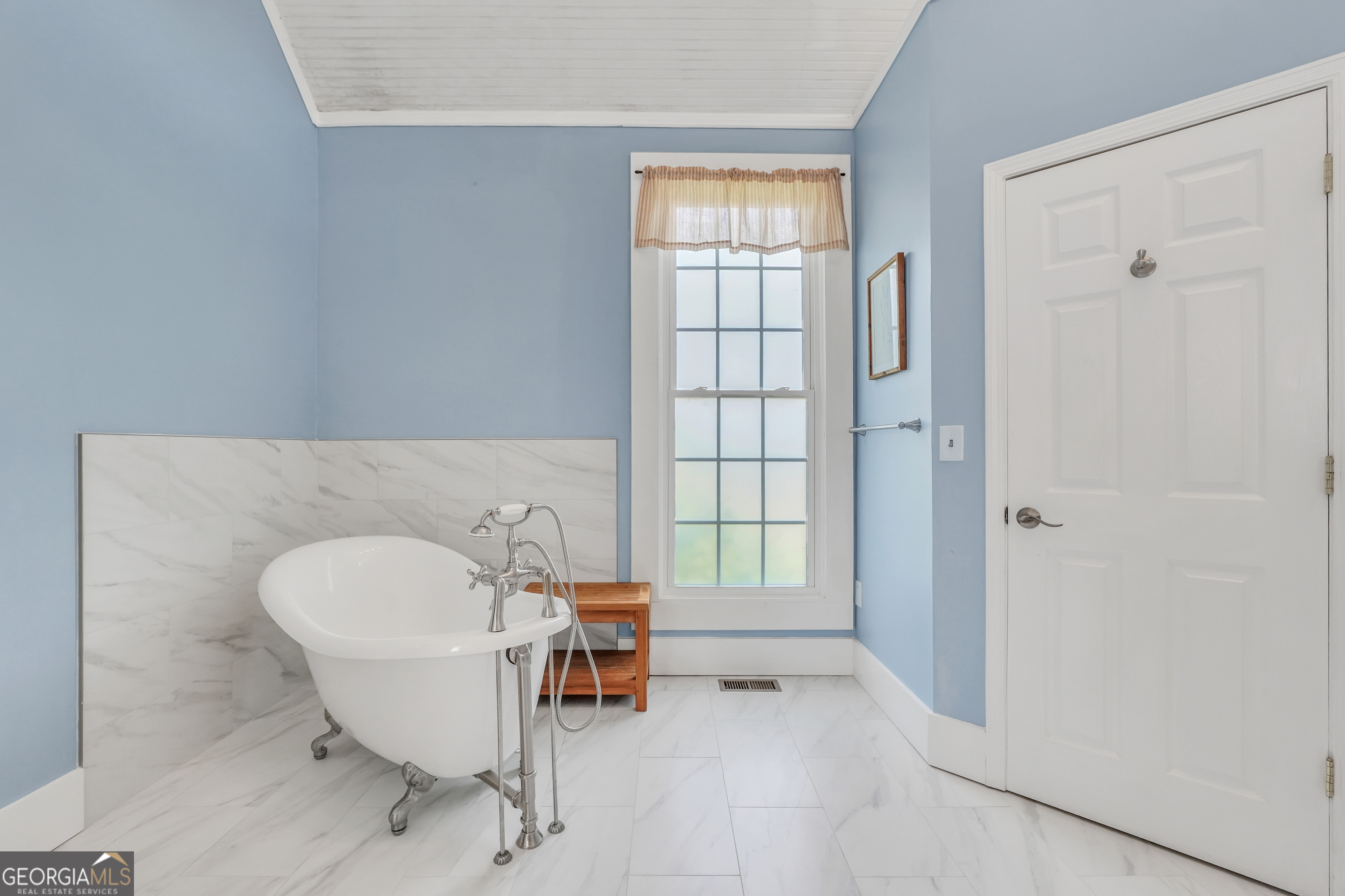 686 Burkett Road Thomaston, GA 30286 - Photo 31 of 70 a living room with furniture and a window
