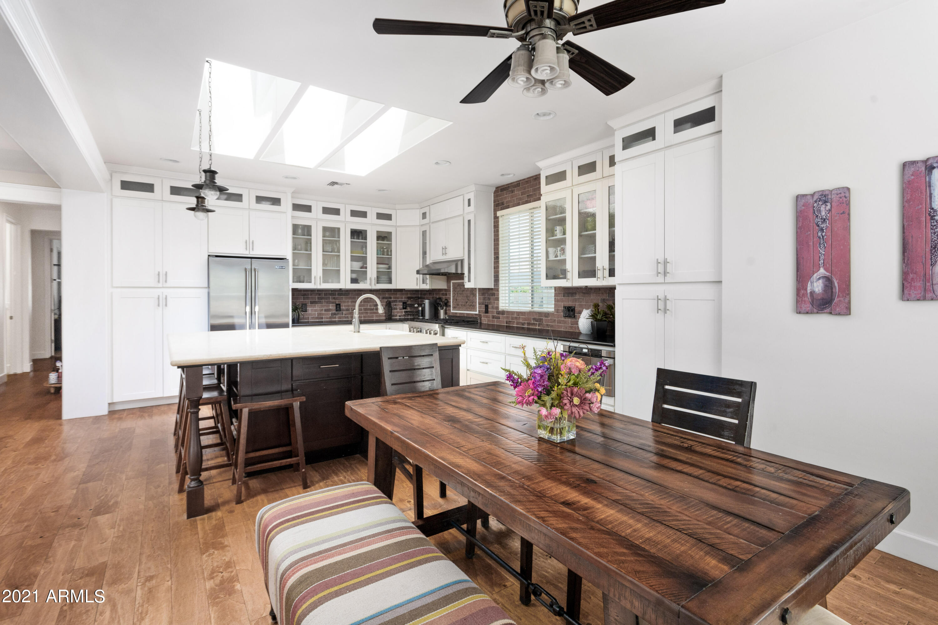 4525 East Cheery Lynn Road Phoenix, AZ 85018 - Photo 7 of 24 Breakfast Nook and Kitchen