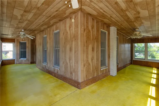 $289,000 | 101 South Thomas Street, Caldwell, TX 77836