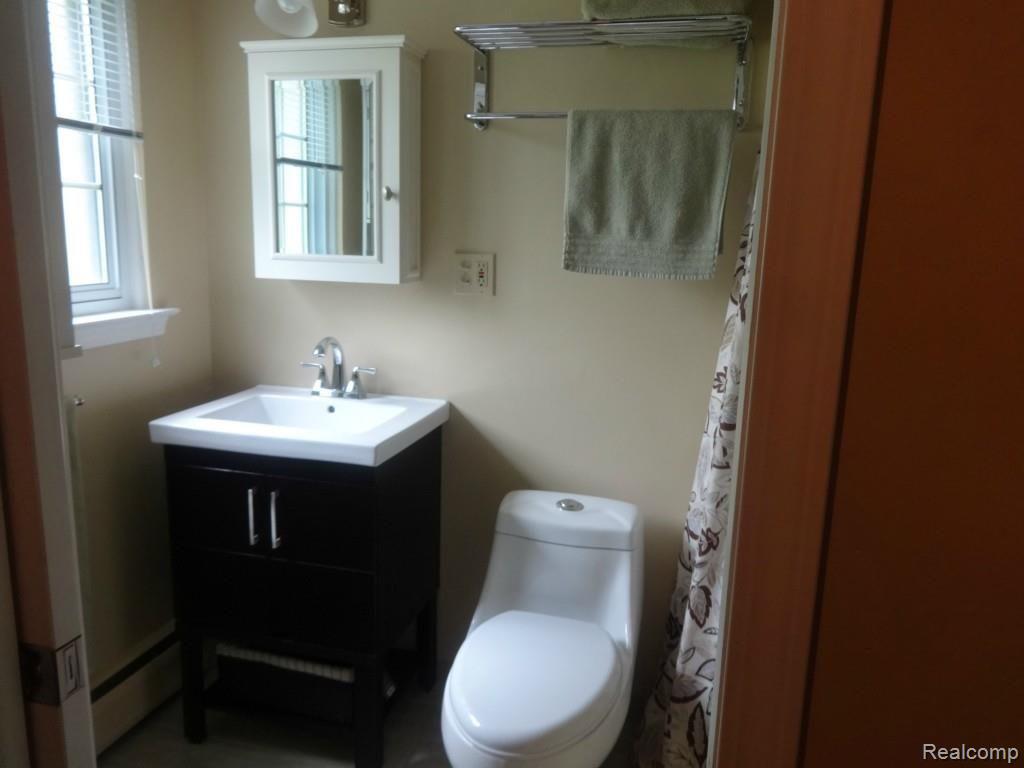 8227 Hampton Road Grosse Ile, MI 48138 - Photo 18 of 22 Master Bath.jpg