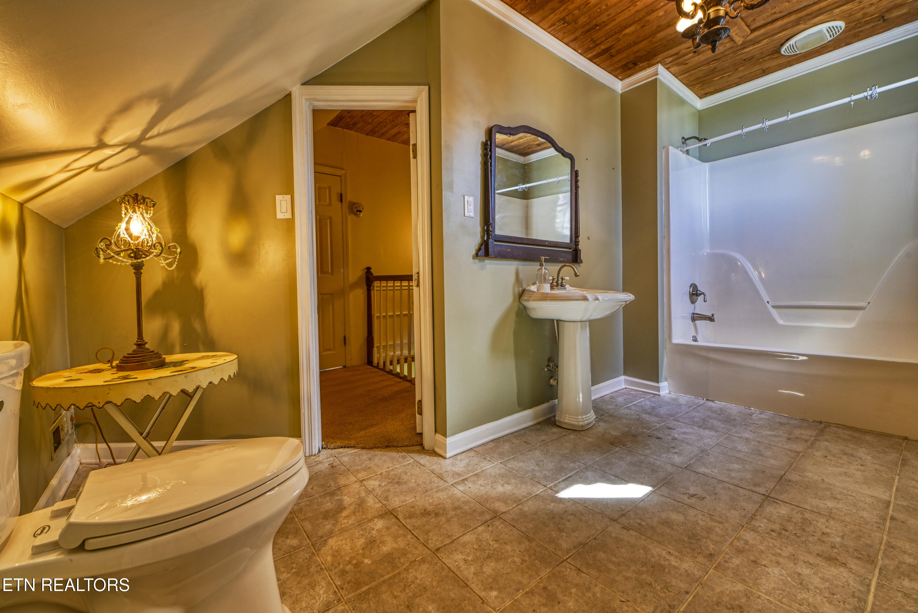 508 Concord Road Knoxville, TN 37934 - Photo 37 of 60 Upstairs bathroom