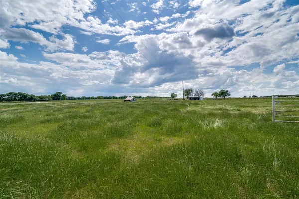 a view of a field with an empty space