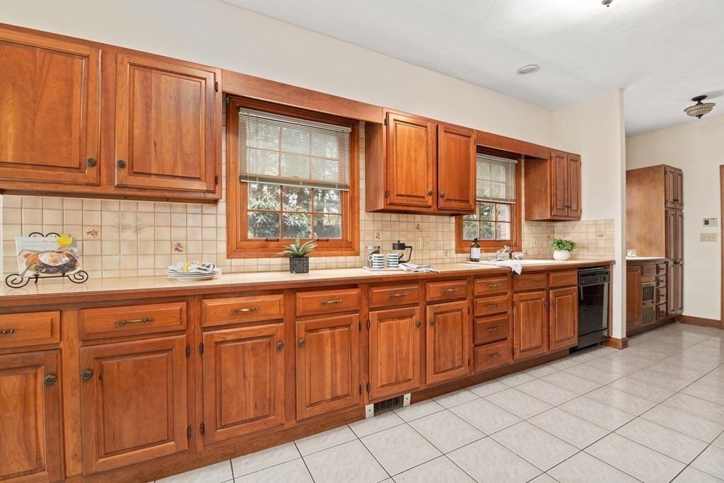 110 Stoneleigh Road Watertown, MA 02472 - Photo 8 of 26 Gallery Image 8