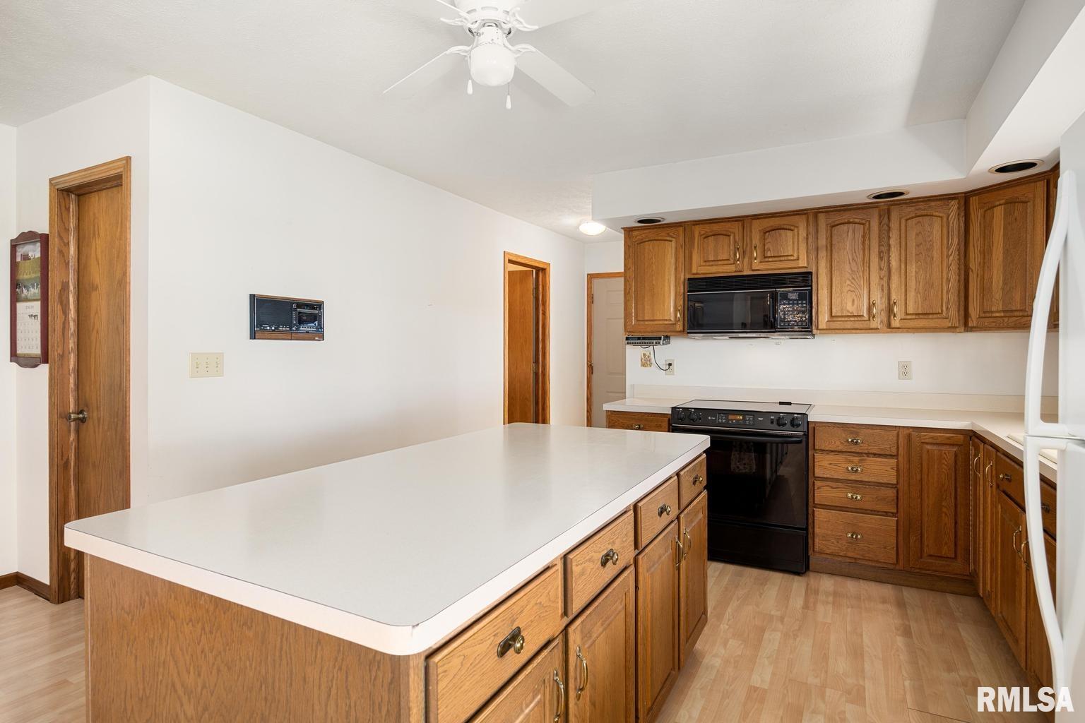 233 West Guth Road Washington, IL 61571 - Photo 13 of 48 Gallery Image 13