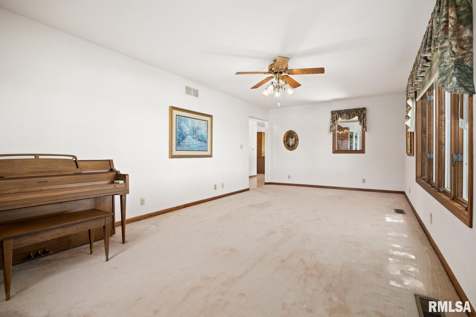 233 West Guth Road Washington, IL 61571 - Photo 7 of 48 Gallery Image 7