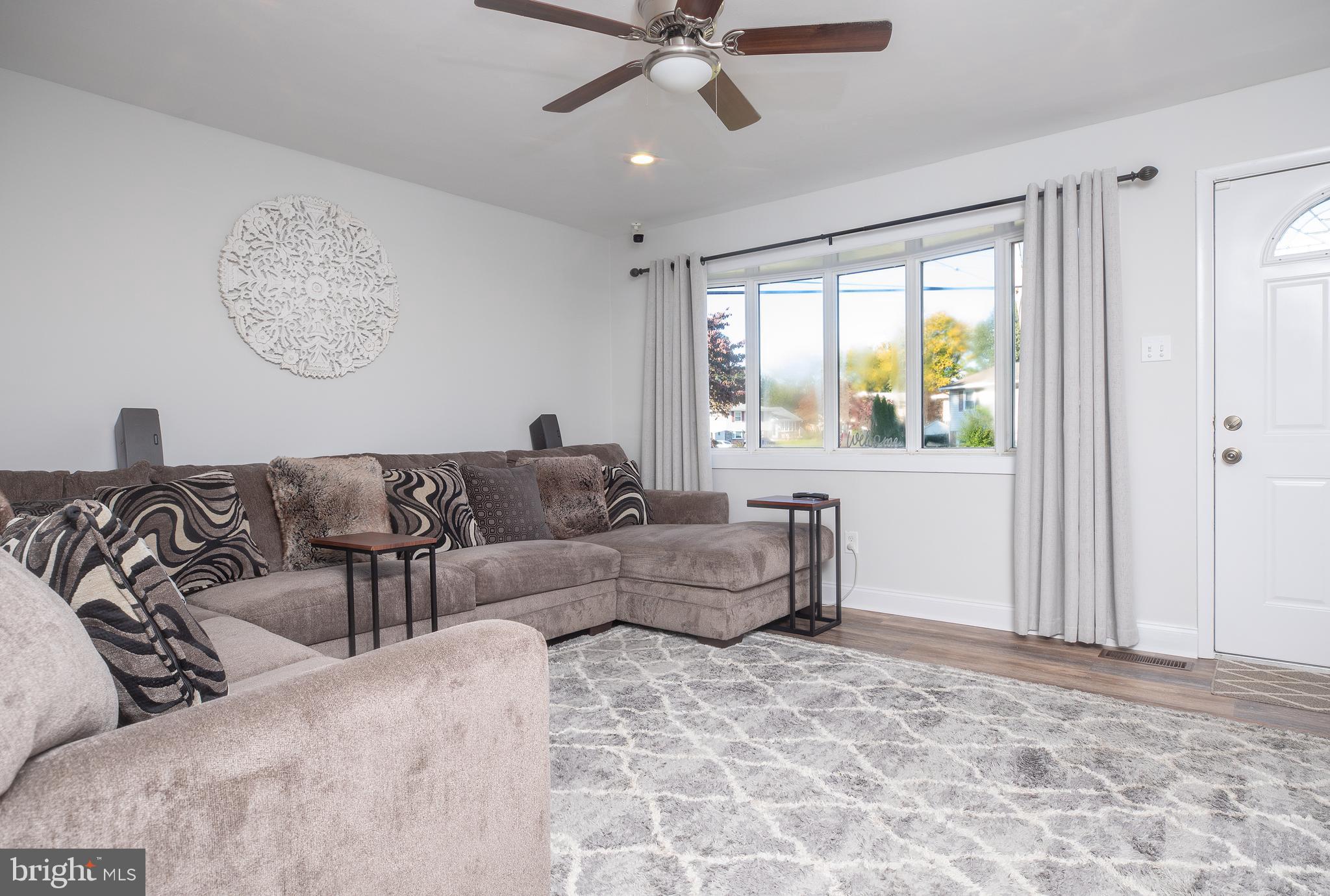 1116 Wynnbrook Road Secane, PA 19018 - Photo 7 of 37 Living Room