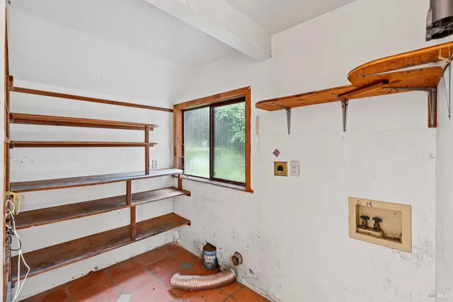 a view of livingroom with furniture