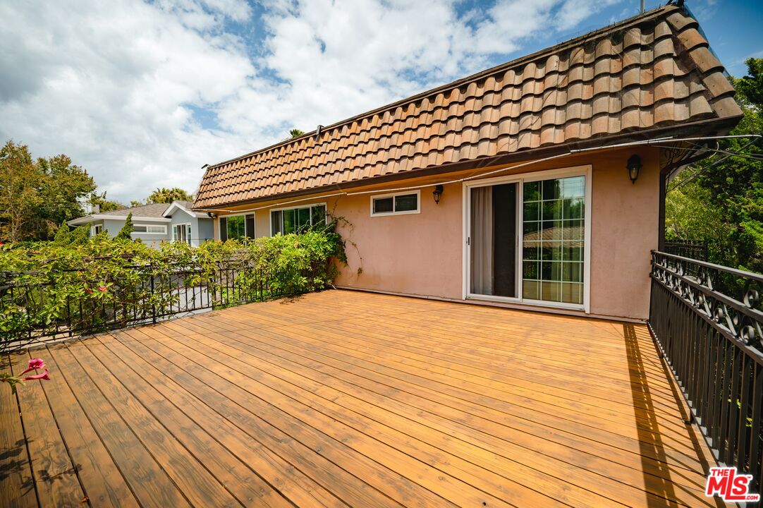 503 North Greencraig Road Los Angeles, CA 90049 - Photo 54 of 59 a backyard of a house with wooden floor