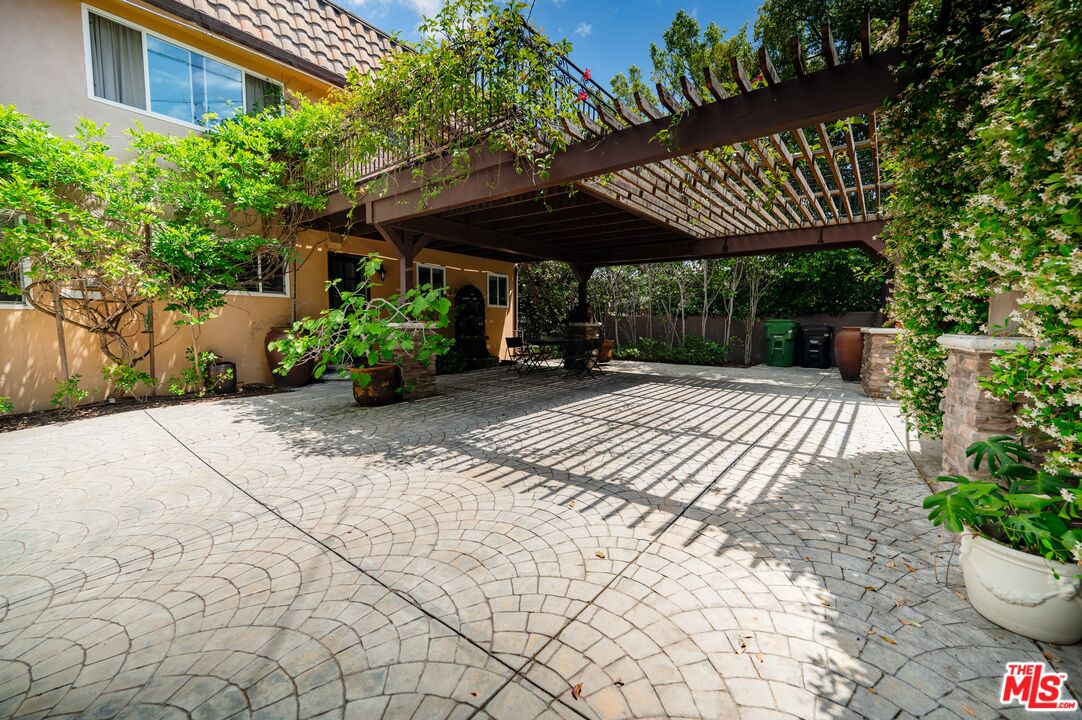 503 North Greencraig Road Los Angeles, CA 90049 - Photo 58 of 59 a view of a backyard with sitting area