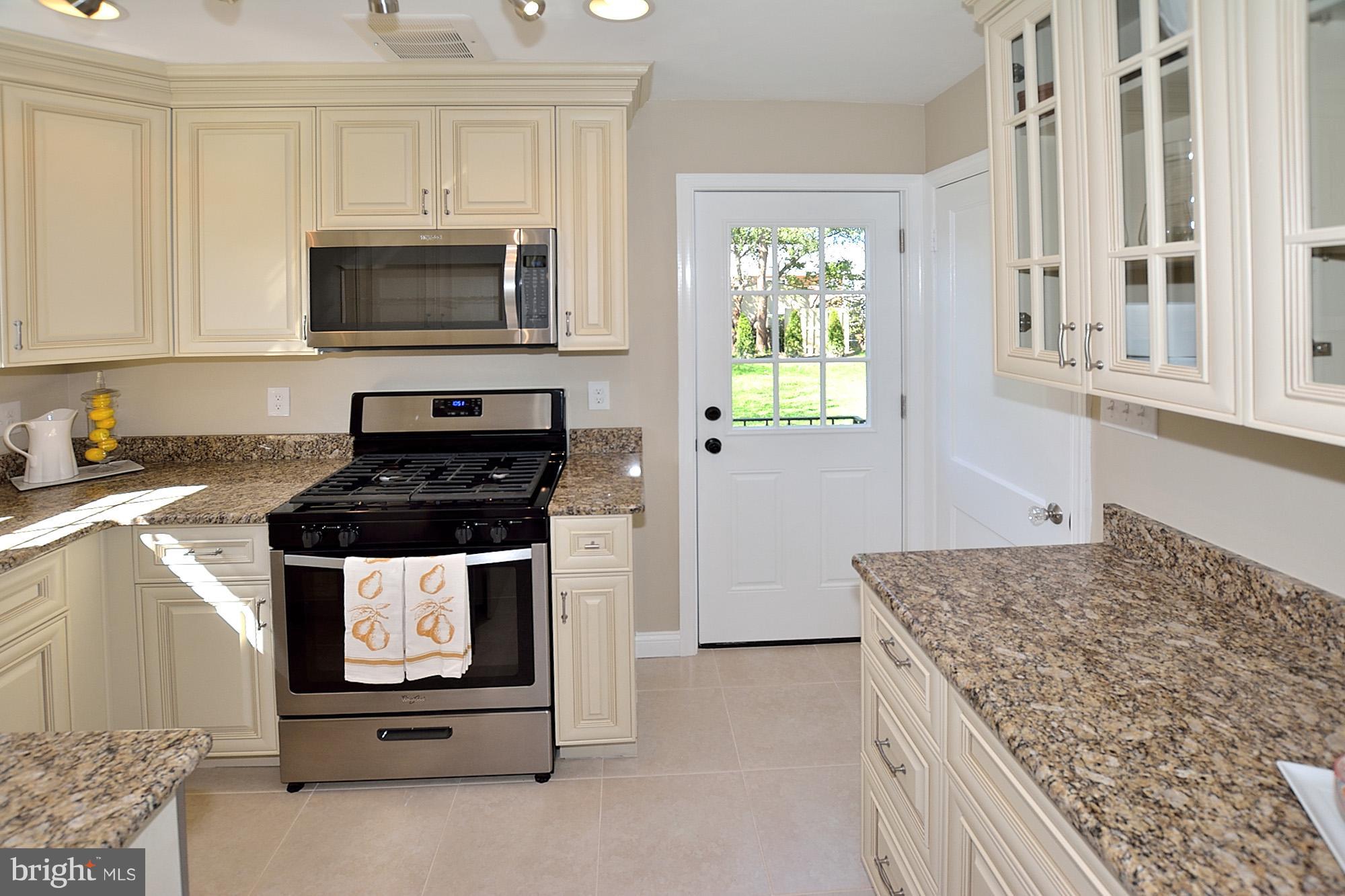 6012 Grayson Street Springfield, VA 22150 - Photo 11 of 26 Kitchen w/ gas cooking