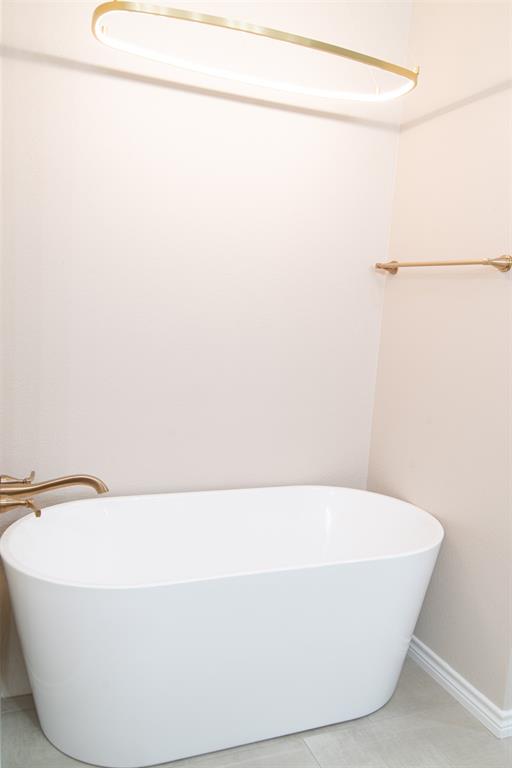 1425 Pecan Hill Road Stephenville, TX 76401 - Photo 22 of 40 a bathroom with a bathtub