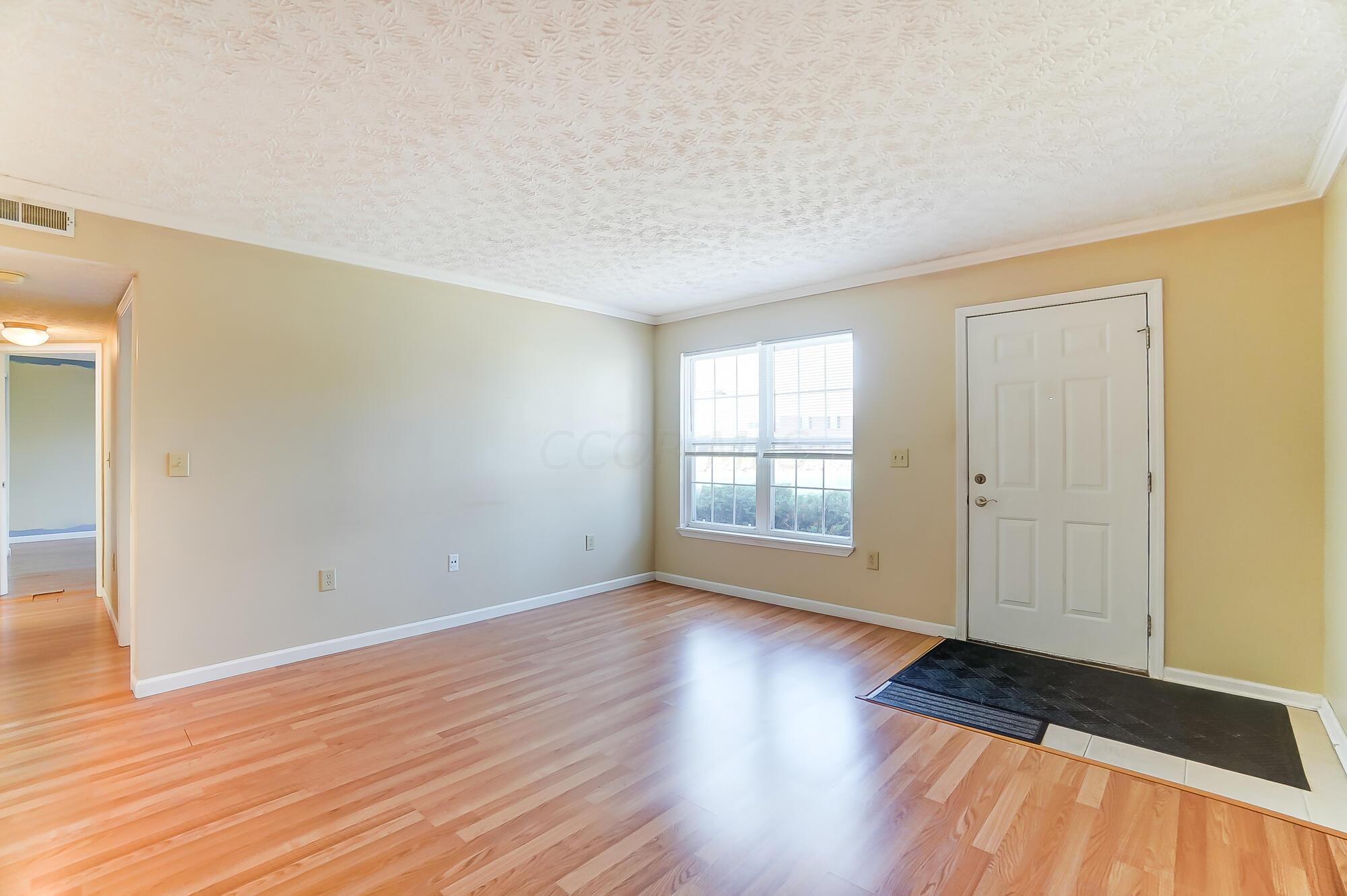 5536 Garden Ridge Columbus, OH 43228 - Photo 9 of 48 Living Room