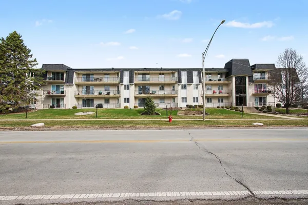 $99,900 | 2440 186th Street, Unit B1, Lansing, IL 60438