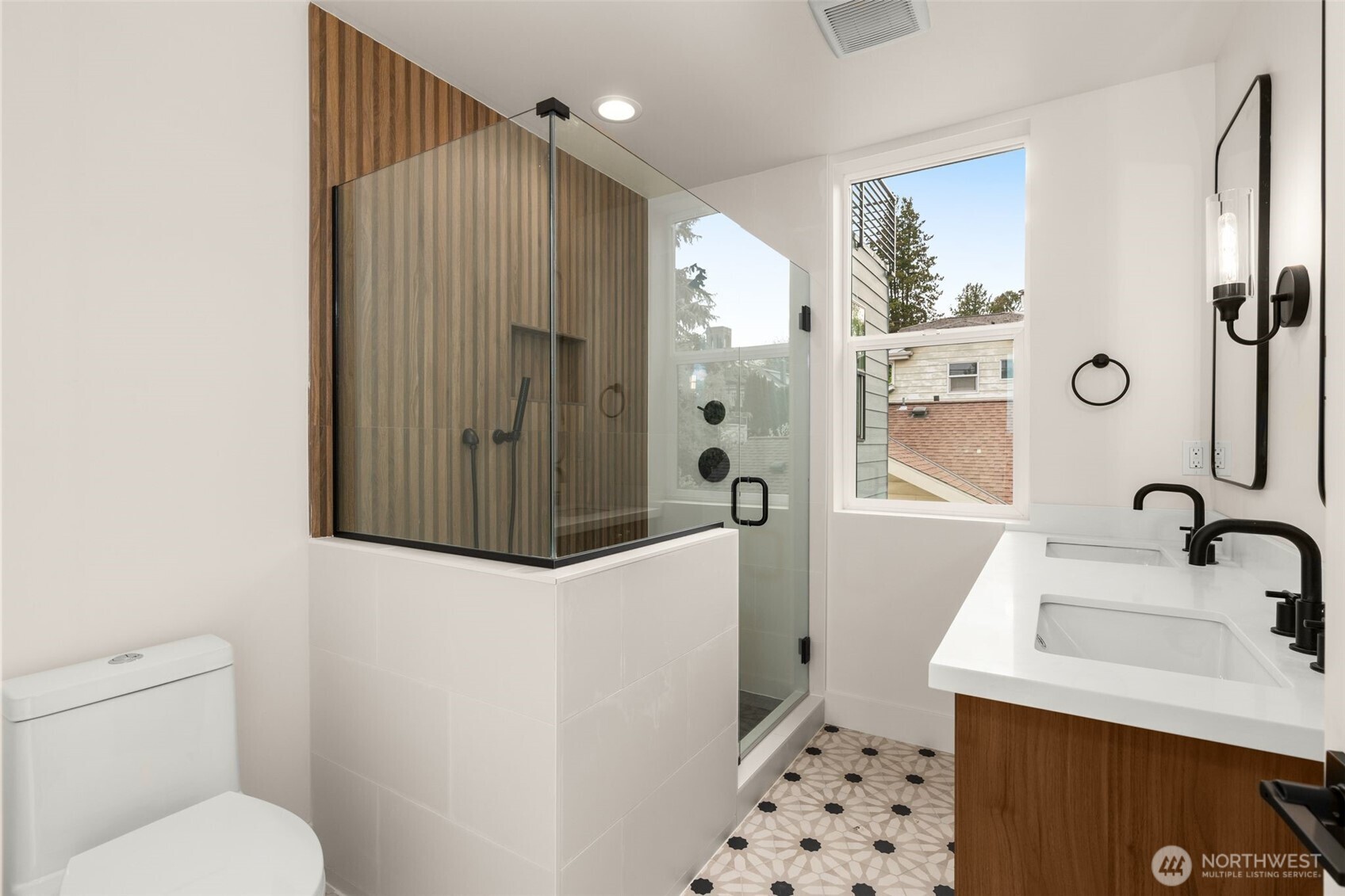 7403 Dayton Avenue North Seattle, WA 98103 - Photo 13 of 37