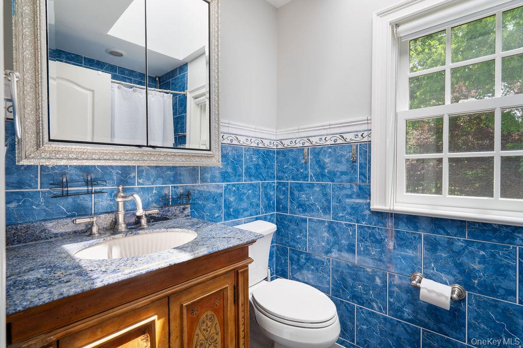 22 Crane Road Scarsdale, NY 10583 - Photo 17 of 32 Hall Bathroom.