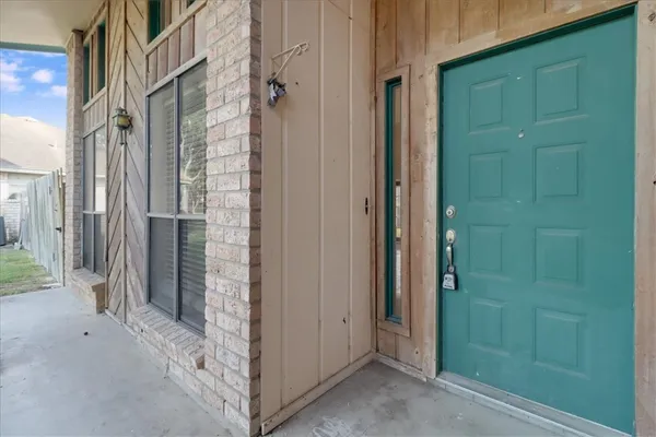 a view of entryway with a bathtub