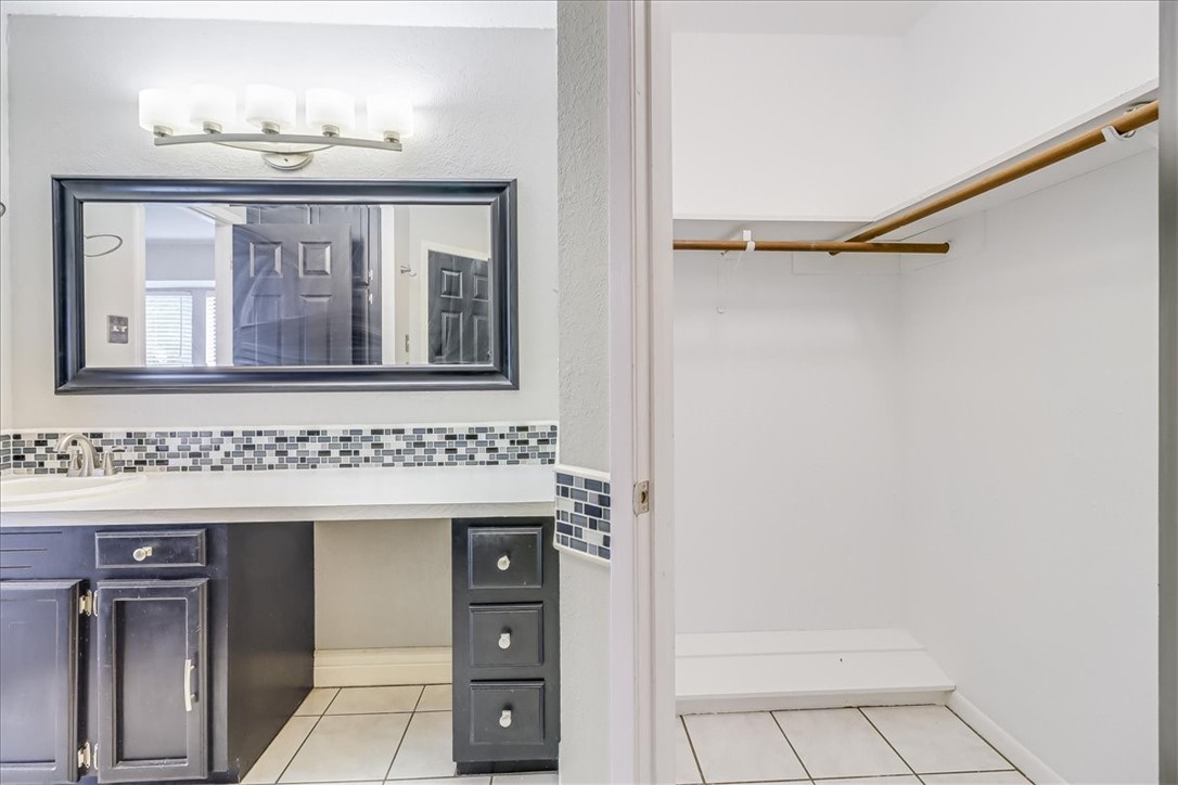 2938 River Crest Road Corpus Christi, TX 78415 - Photo 24 of 39 a bathroom with a sink and a mirror