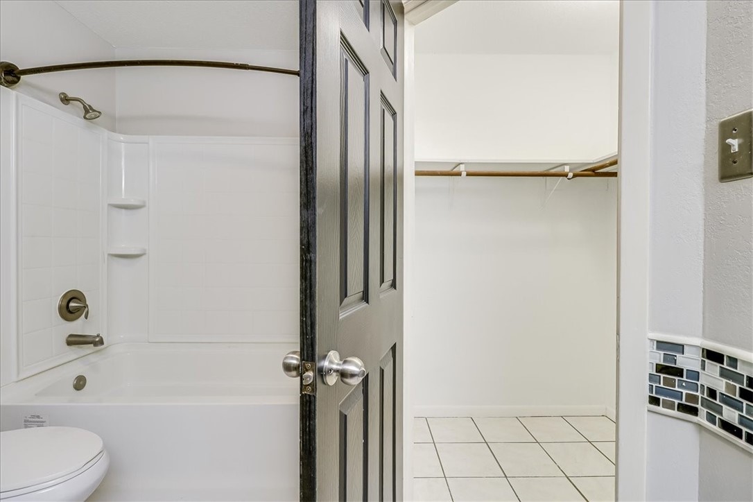 2938 River Crest Road Corpus Christi, TX 78415 - Photo 25 of 39 a bathroom with a bathtub a toilet and a shower