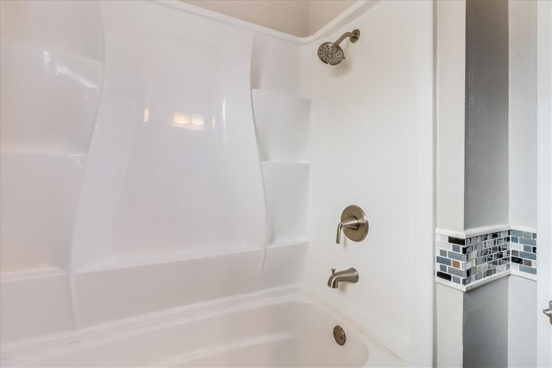 2938 River Crest Road Corpus Christi, TX 78415 - Photo 29 of 39 a bathroom with a bathtub