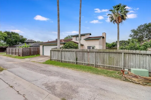 a view of a house with backyard and garden