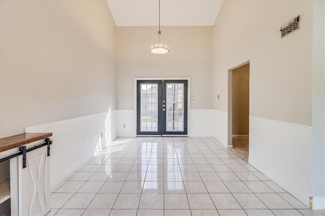 2938 River Crest Road Corpus Christi, TX 78415 - Photo 10 of 39 a view of an empty room with window and chandelier fan