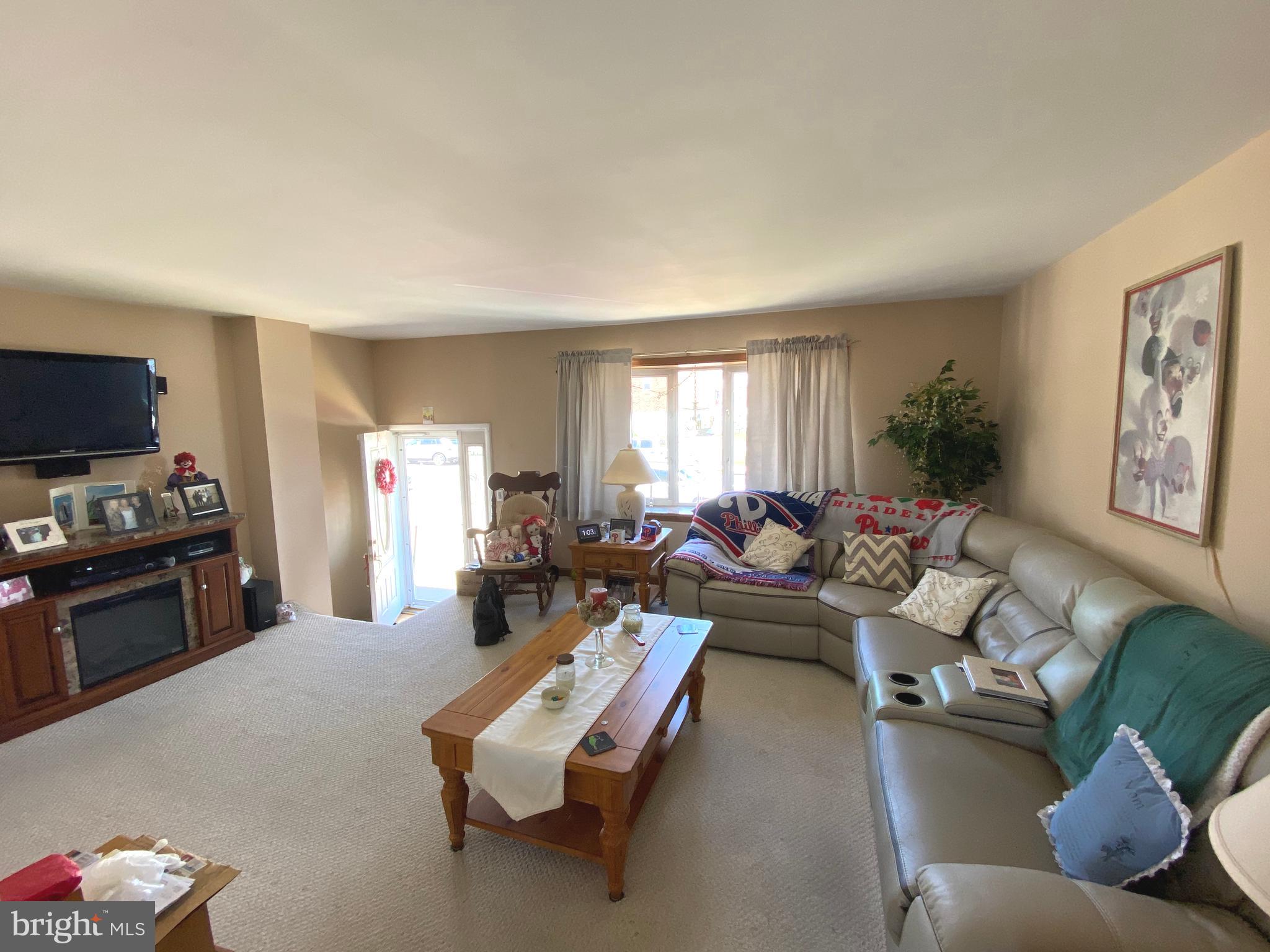 12725 Medford Road Philadelphia, PA 19154 - Photo 4 of 21 LIVING ROOM