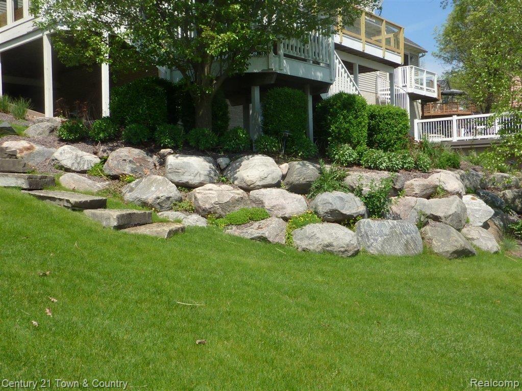 9255 Ridge Road Goodrich, MI 48438 - Photo 22 of 25 BOULDER WALL