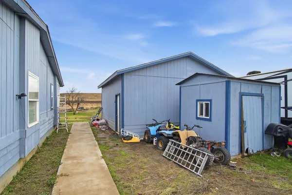 $310,000 | 261 Hardy Road, Lamont, WA 99017