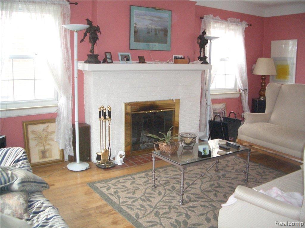 942 Rivard Boulevard Grosse Pointe, MI 48230 - Photo 4 of 11 Living Room