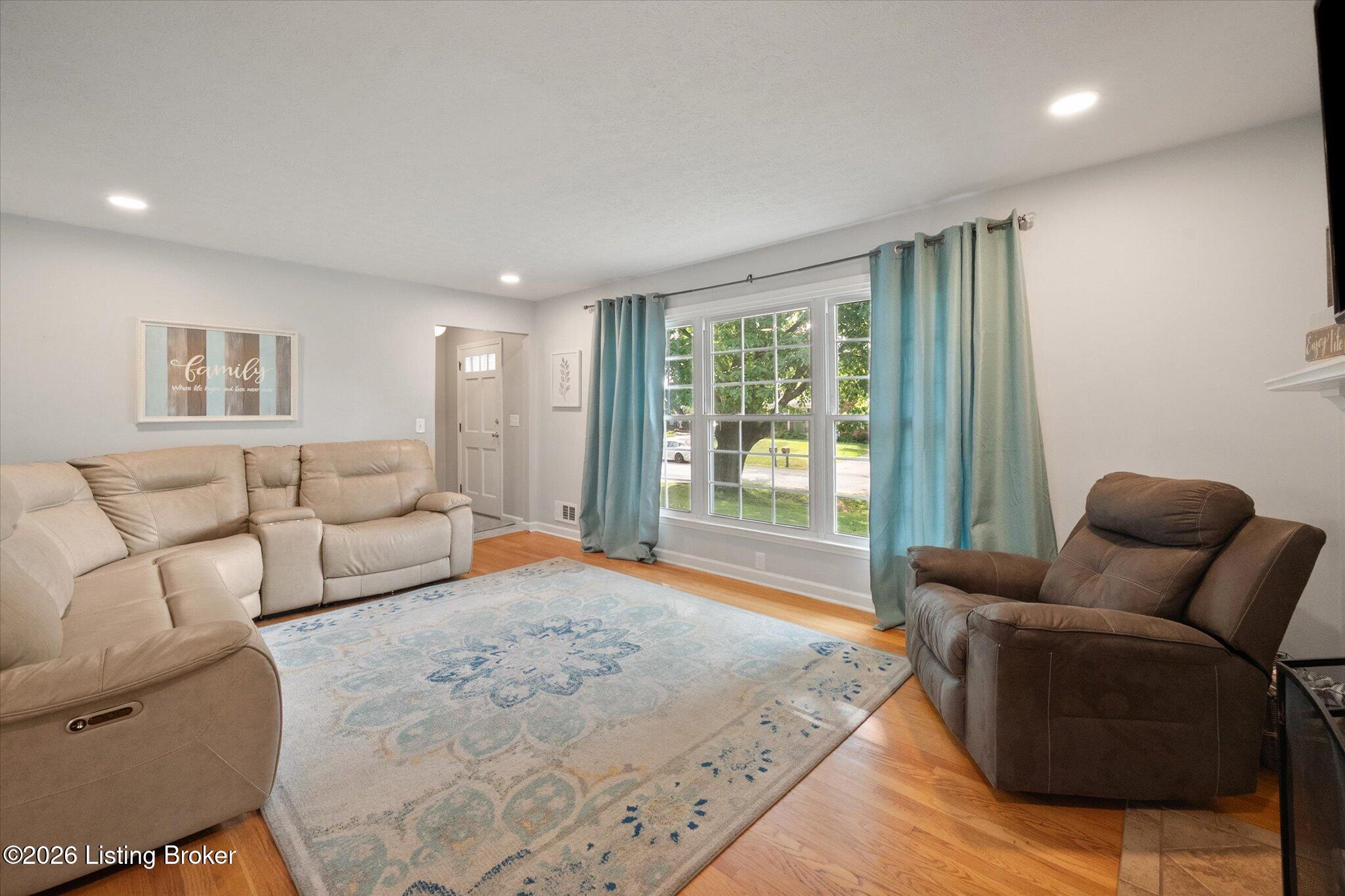 1905 Janlyn Road Jeffersontown, KY 40299 - Photo 3 of 26 Living Room