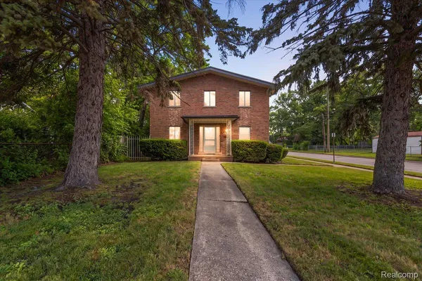 $399,900 | 1631 East Elza Avenue, Hazel Park, MI 48030