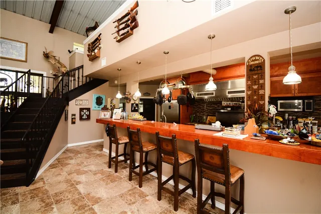 $2,100,000 | 475 Catfish Lane, Lockhart, TX 78644